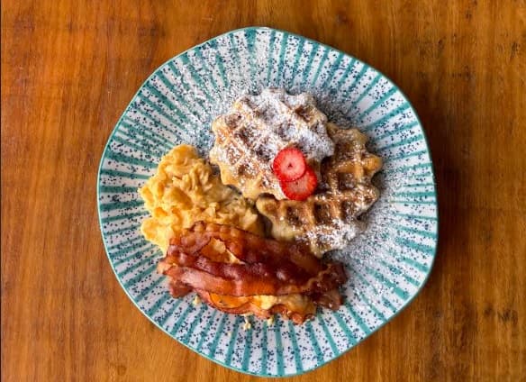 East Coast Coffee Bar - Opções de Brunch Americano (waffles e pancakes), a partir de R$46,99!