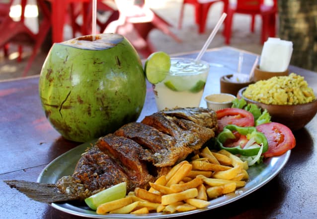 Barraca Diferente Beach - Tilápia completa + 1 Pulseira ou 1 Água de Coco por R$69,90