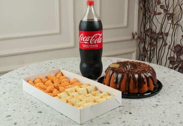 Pedaços de Sabor - 01 Bolo Amanteigado Grande + 50 Salgados Fritos + 1 Coca 2L, por R$135